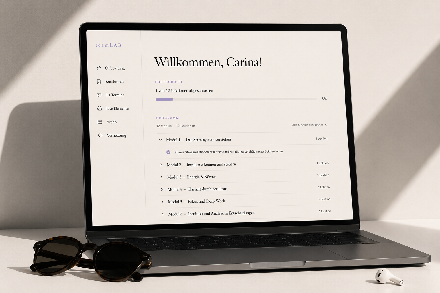 Die teamLAB-Plattform am Laptop: zwölf Module im Überblick.